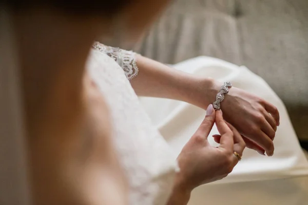 Mariée portant bracelet de luxe à portée de main le matin, se préparer . — Photo