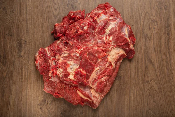 Carne fresca crua em um fundo de madeira, catálogo . — Fotografia de Stock