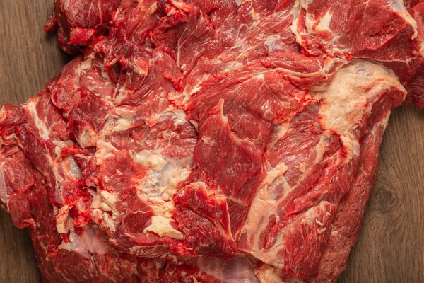 Rohes frisches Rindfleisch auf Holzgrund, Katalog. — Stockfoto