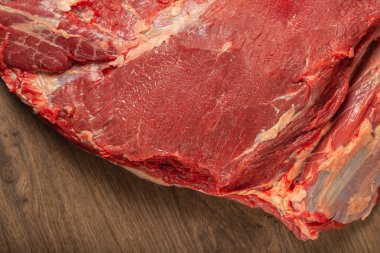 Ahşap bir zemin üzerine ham taze et katalog.