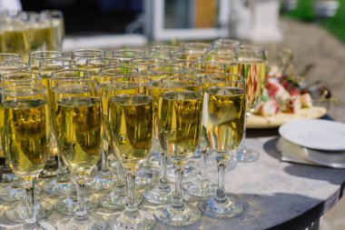 Bardak şampanya Konuklar için açık büfe masada.