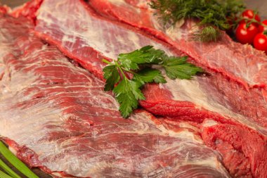 Baharatlar ve sebzeler bir ahşap zemin üzerine ham sığır eti.