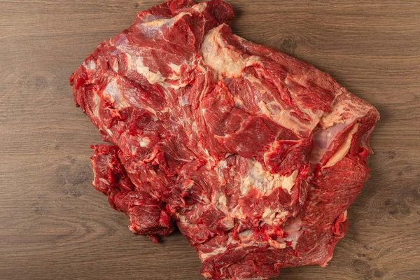 Carne fresca cruda sobre fondo de madera, catálogo . — Foto de Stock