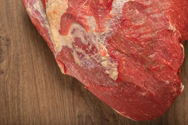 Carne fresca cruda sobre fondo de madera, catálogo . — Foto de Stock