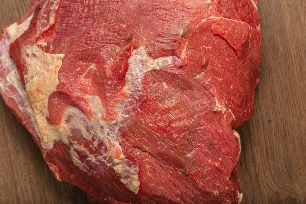 木製の背景に生の新鮮な牛肉のカタログします。. — ストック写真