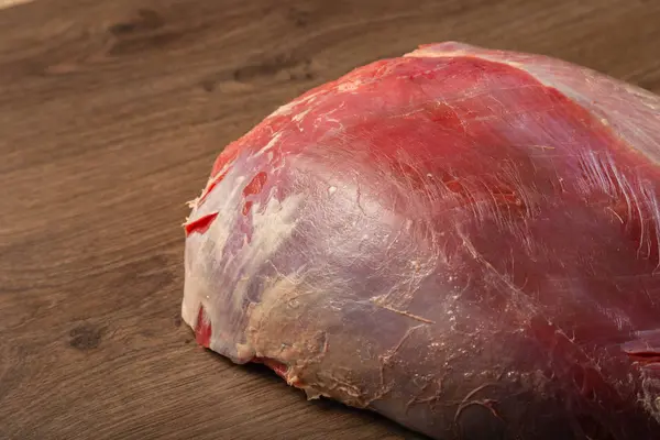 Carne fresca cruda sobre fondo de madera, catálogo . — Foto de Stock