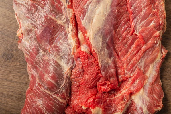 나무 배경, 원시 신선한 쇠고기 카탈로그. — 스톡 사진
