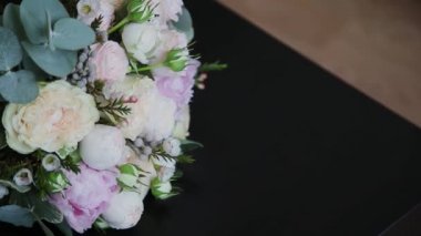 Taze gül buketi. Taze çiçek şenlikli buket. Düğün gelin buketi. Düğün çiçekleri.