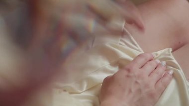 Güzel elleri genç bir kadın diz.