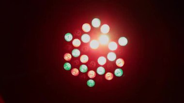 Müzik kulübü ışık yanıp sönüyor.