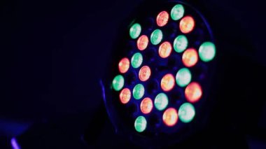 Müzik kulübü ışık yanıp sönüyor.