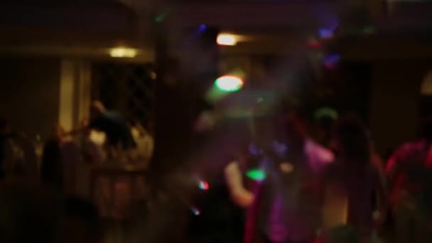 Wazig beelden van gek overvolle partij met mensen op de dansvloer dansen, zwaaien hun handen, gevoel awesome. Aantrekkelijke mannelijke en vrouwelijke silhouetten onthult in strobe licht stralen — Stockvideo