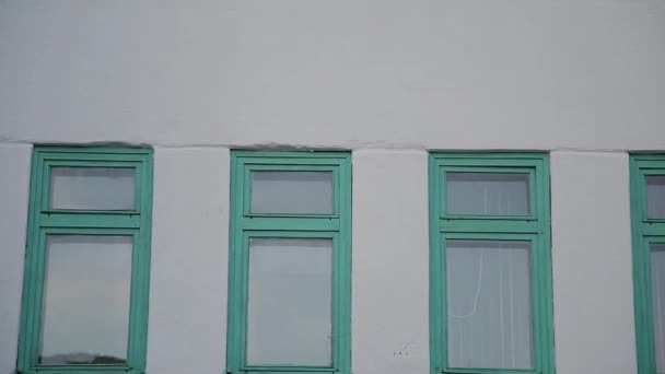 Zelená stará okna na budově. — Stock video