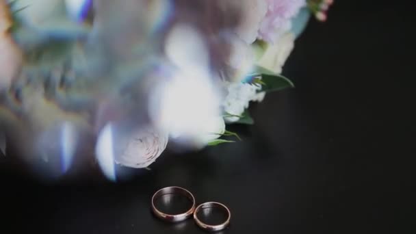 Ramo de boda con anillos de boda en la mesa . — Vídeos de Stock