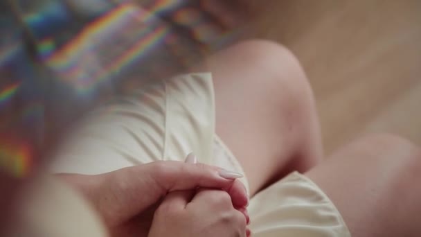 그녀의 무릎에 젊은 여자의 아름 다운 손. — 비디오