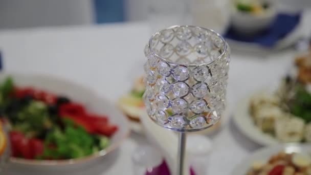 Mesa decorada para una cena de boda. — Vídeo de stock