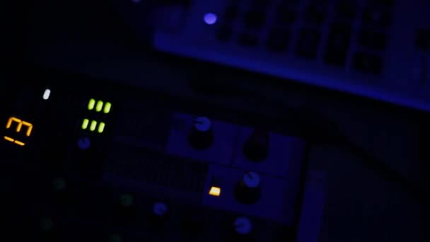 Mengpaneel een afkorting voor audio-mixer, is geluidskaart, dek of mixer mengen een elektronisch apparaat. — Stockvideo