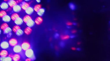 Müzik kulübü ışık yanıp sönüyor.