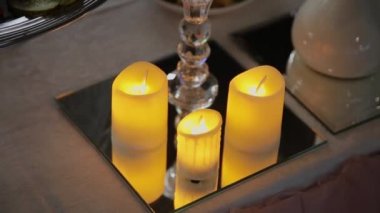 Düğün yemeği için dekore edilmiş masa..