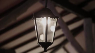 Çok eski bir retro fener kapalı tavanda parlar.