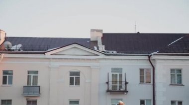 Windows, eski bir parlak yaz sabahı evler.