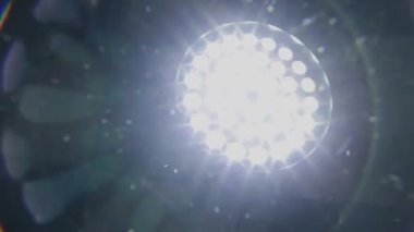 Müzik kulübü ışık yanıp sönüyor.