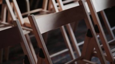 Eğitim için sınıfta boş ahşap sandalye.