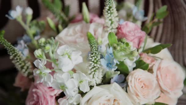 Taze gül buketi. Taze çiçek şenlikli buket. Düğün gelin buketi. Düğün çiçekleri. — Stok video