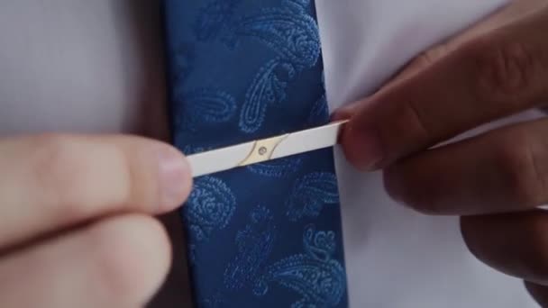 Man puts on a tie fastener, close-up. — Stock Video