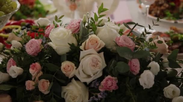 Mesa decorada para um jantar de casamento. — Vídeo de Stock