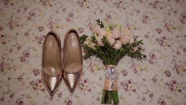 Νυφικά παπούτσια Womens χρυσό και ανθοδέσμη. — Αρχείο Βίντεο