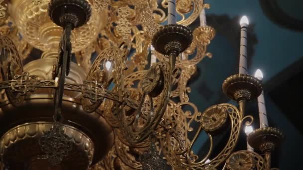 Dolly shot of a beautiful chandelier. — Stock Video