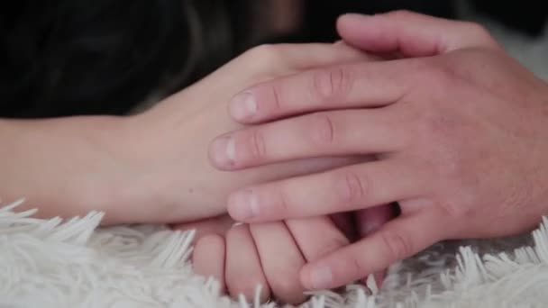 Ręce zakochanych caress wzajemnie. — Wideo stockowe