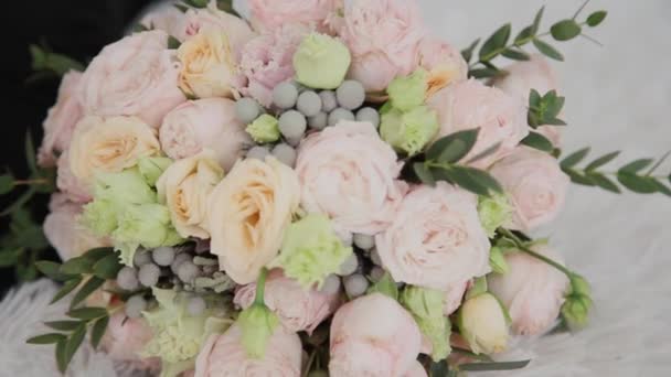 Bouquet di rose fresche. Mazzo festivo di fiori freschi. Bouquet da sposa nuziale. Fiori di nozze . — Video Stock