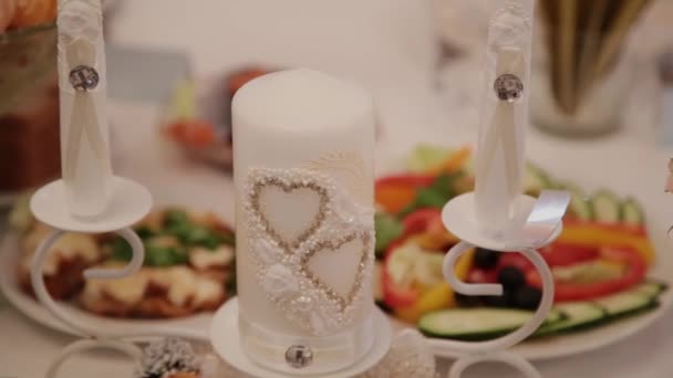 它蜡烛在婚礼的家庭壁炉, 眩光, 在婚礼上的壁炉照明. — 图库视频影像