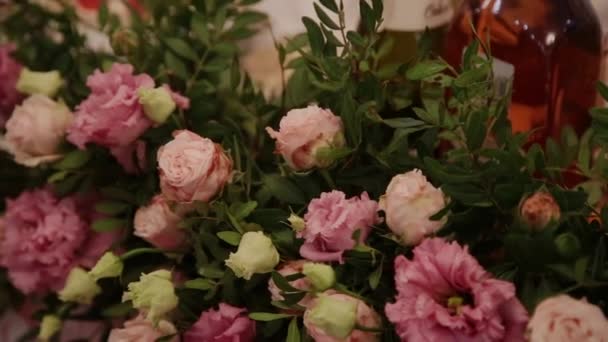 Table décorée pour un dîner de mariage. — Video