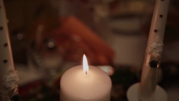 Το κεριά στο γάμο του με την οικογενειακή εστία, λάμψη, φωτισμός της εστίας στο γάμο. — Αρχείο Βίντεο