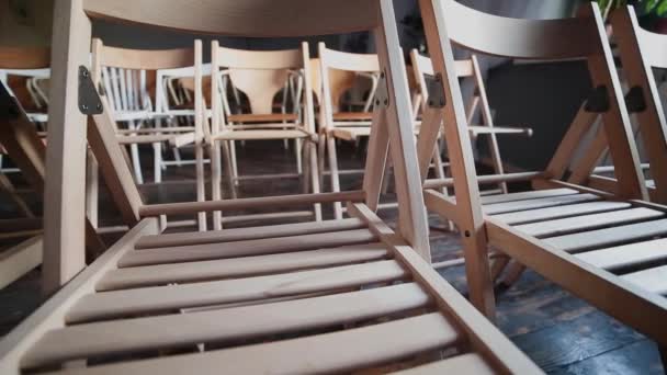 Άδειο ξύλινες καρέκλες στην τάξη για την εκπαίδευση. — Αρχείο Βίντεο