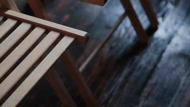 Prázdné dřevěné židle v učebně školení. — Stock video
