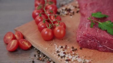 baharat ve domates ahşap bir zemin üzerine ham sığır eti.