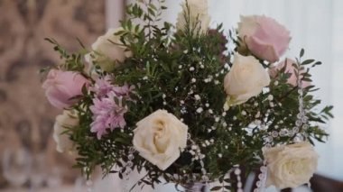 Düğün yemeği için dekore edilmiş masa..