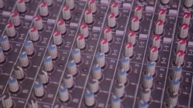 Ses karıştırıcı olarak da adlandırılan konsol karıştırma, ses kartı, güverte veya Mikser karıştırma bir elektronik cihazdır