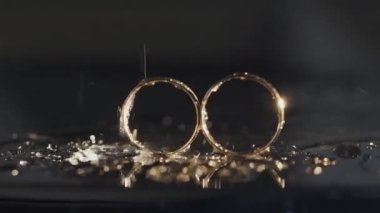 Alyans homojen bir arka plan üzerinde