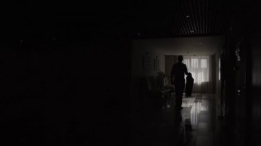 Adam pencereye gel, kalın ve büyük şehir apartman binaları açık havada, siyah figür karşı pencere, yarı uzunluk atış bak