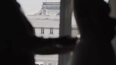 Bir genç gelin düğün töreni için hazırlanıyor arka kapatın. Anne kızı gelin giysi elbise yardım. Dantel ve yaşlı kadın elleri yakın. Gerçek zamanlı tam hd video görüntüleri