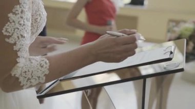 Gelin bu düğün günü kayıt defteri office registriraj belgede imzalar.