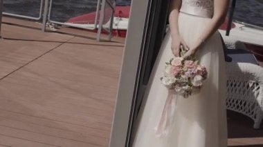 Dantel elbise güzel beyaz düğün çiçek buketi holding içinde gelin.