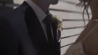 Genç çift tutuşup sevgi dolu, sarılma ve öpüşme