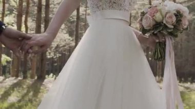 Evlen benimle bugün ve her gün. Yeni evli çift tutuşup, ağır çekimde atış.