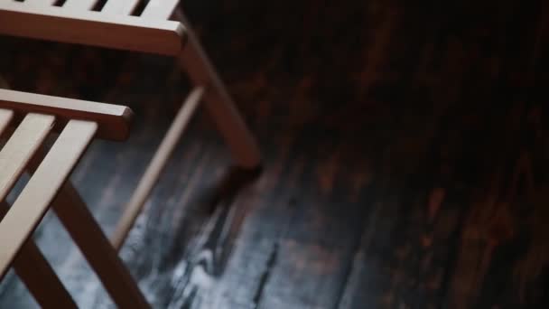 Empty wooden chairs in the classroom for training. — Stock Video